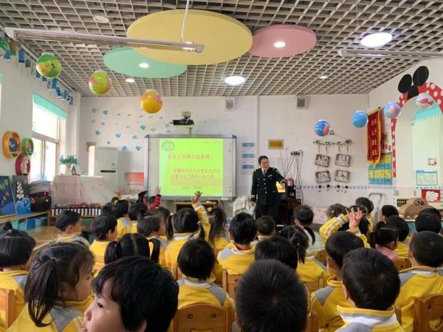 “大鼻子”校車(chē)開(kāi)進(jìn)幼兒園！給孩子們上堂安全課