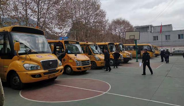 六盤(pán)水交警開(kāi)展“今冬明春”校車(chē)安全整治行動(dòng) 六盤(pán)水交警開(kāi)展“今冬明春”校車(chē)安全整治行動(dòng)