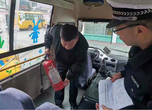 六盤(pán)水交警開(kāi)展“今冬明春”校車(chē)安全整治行動(dòng) 六盤(pán)水交警開(kāi)展“今冬明春”校車(chē)安全整治行動(dòng)