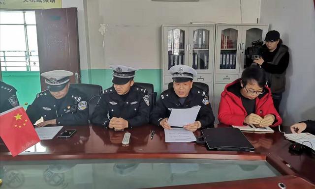 六盤(pán)水交警開(kāi)展“今冬明春”校車(chē)安全整治行動(dòng) 六盤(pán)水交警開(kāi)展“今冬明春”校車(chē)安全整治行動(dòng)