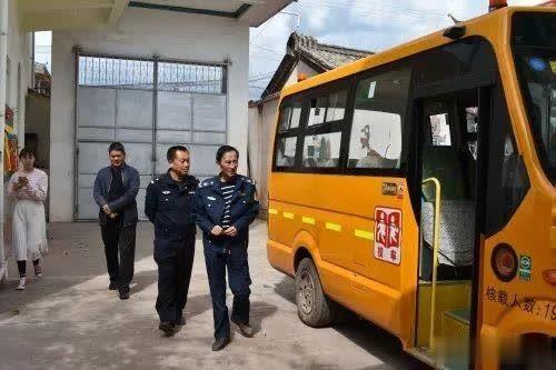 巍山交警聯(lián)合多部門深入轄區(qū)重點(diǎn)企業(yè)和學(xué)校開展冬季交通安全檢查/ 巍山交警聯(lián)合多部門深入轄區(qū)重點(diǎn)企業(yè)和學(xué)校開展冬季交通安全檢查