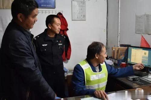 巍山交警聯(lián)合多部門深入轄區(qū)重點(diǎn)企業(yè)和學(xué)校開展冬季交通安全檢查/ 巍山交警聯(lián)合多部門深入轄區(qū)重點(diǎn)企業(yè)和學(xué)校開展冬季交通安全檢查