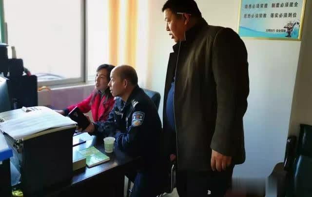 盧氏縣公安局交警大隊(duì)車管所開展客車和校車安全檢查/ 盧氏縣公安局交警大隊(duì)車管所開展客車和校車安全檢查