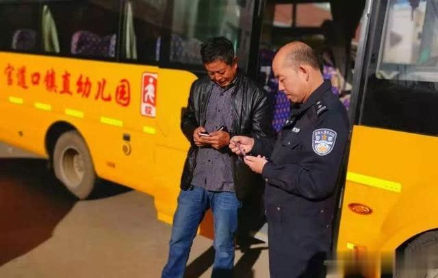 盧氏縣公安局交警大隊(duì)車管所開展客車和校車安全檢查/ 盧氏縣公安局交警大隊(duì)車管所開展客車和校車安全檢查