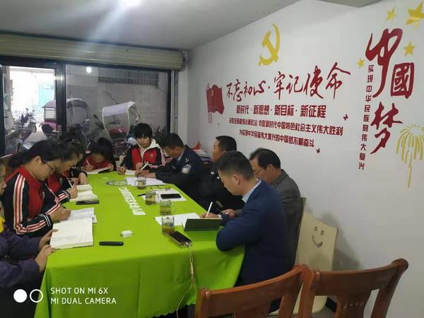 潢川交警深入農村幼兒園開展校車“體檢”及安全宣傳 潢川交警深入農村幼兒園開展校車“體檢”及安全宣傳