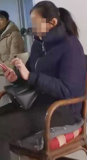 哈爾冰一校車急剎車，女教師腰摔骨折！想要賠償?shù)攘?個多月！