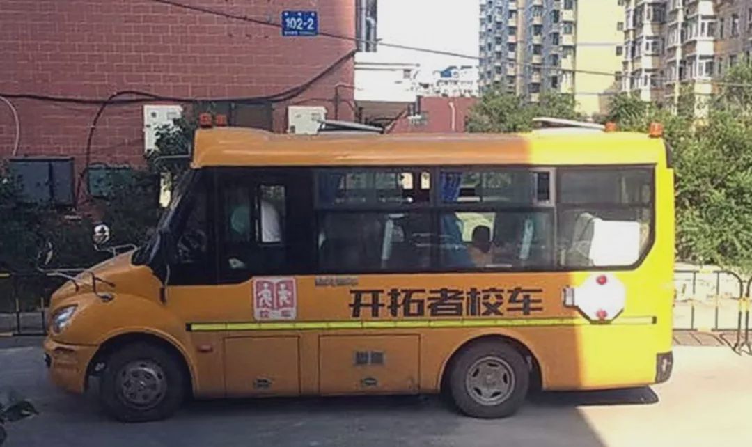 哈爾冰一校車急剎車，女教師腰摔骨折！想要賠償?shù)攘?個多月！