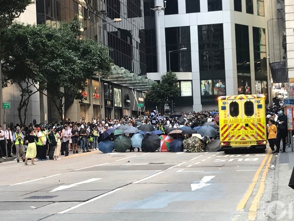 “他們想讓香港癱瘓！”暴徒對市民淋潑易燃液體、朝校車前扔汽油彈……