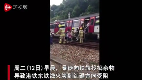 “他們想讓香港癱瘓！”暴徒對市民淋潑易燃液體、朝校車前扔汽油彈……