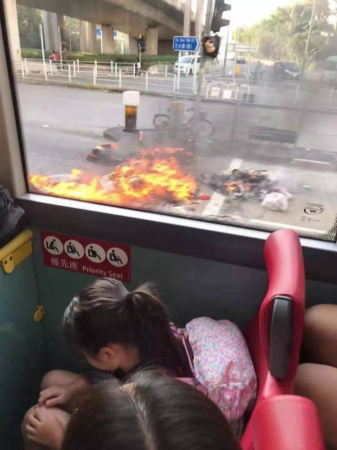 “他們想讓香港癱瘓！”暴徒對市民淋潑易燃液體、朝校車前扔汽油彈……