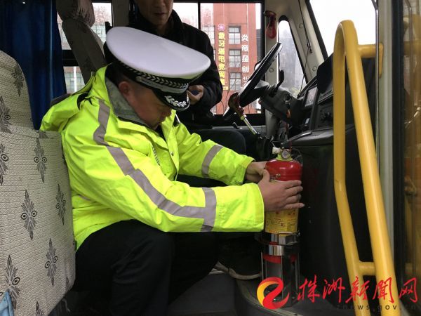 天元交警聯(lián)合區(qū)校車辦開展校車檢查/ 3