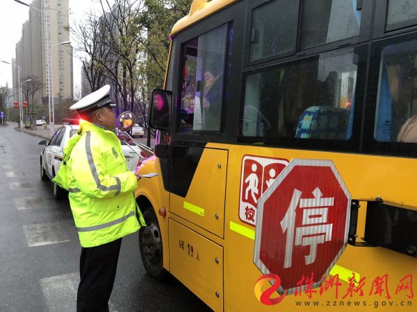 天元交警聯(lián)合區(qū)校車辦開展校車檢查/ 1