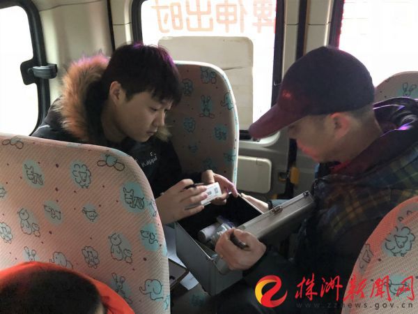 天元交警聯(lián)合區(qū)校車辦開展校車檢查/ 2