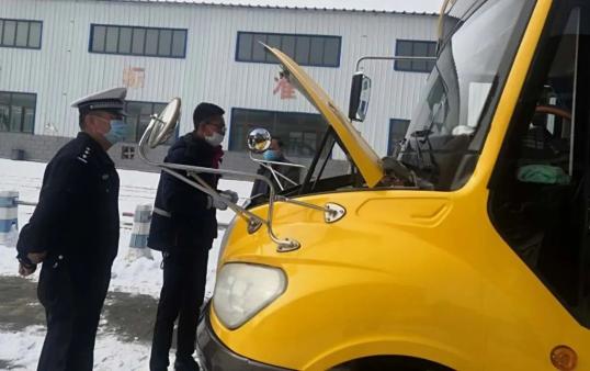 互助交警為校車審驗(yàn)開(kāi)辟“綠色通道”