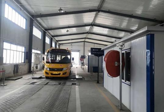 互助交警為校車審驗(yàn)開(kāi)辟“綠色通道”