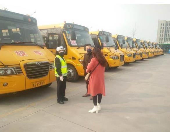 西安交警利用雙休日對(duì)轄區(qū)校車集中進(jìn)行上線檢測/ 西安交警利用雙休日對(duì)轄區(qū)校車集中進(jìn)行上線檢測