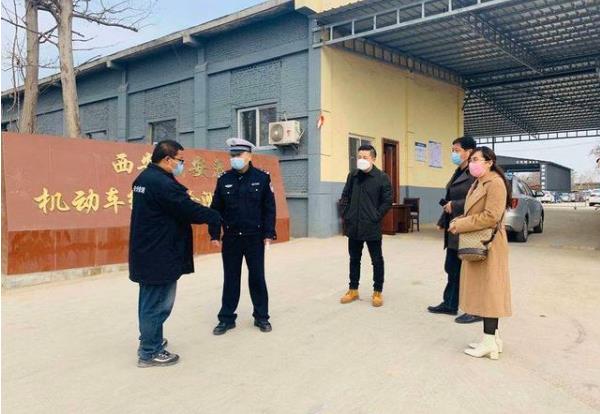 西安交警利用雙休日對(duì)轄區(qū)校車集中進(jìn)行上線檢測/ 西安交警利用雙休日對(duì)轄區(qū)校車集中進(jìn)行上線檢測