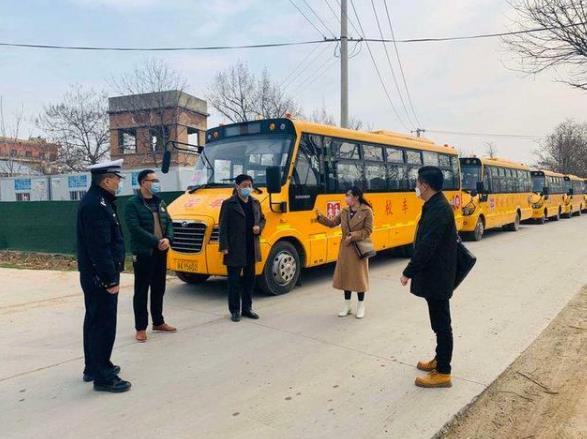 西安交警利用雙休日對(duì)轄區(qū)校車集中進(jìn)行上線檢測/ 西安交警利用雙休日對(duì)轄區(qū)校車集中進(jìn)行上線檢測