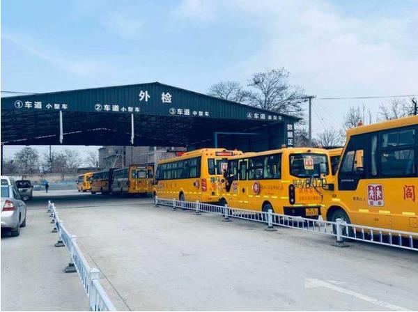 西安交警利用雙休日對(duì)轄區(qū)校車集中進(jìn)行上線檢測/ 西安交警利用雙休日對(duì)轄區(qū)校車集中進(jìn)行上線檢測