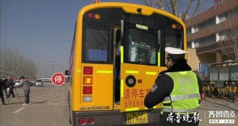 模擬開學(xué)！德州尚德小學(xué)開展疫情防控校車應(yīng)急演練