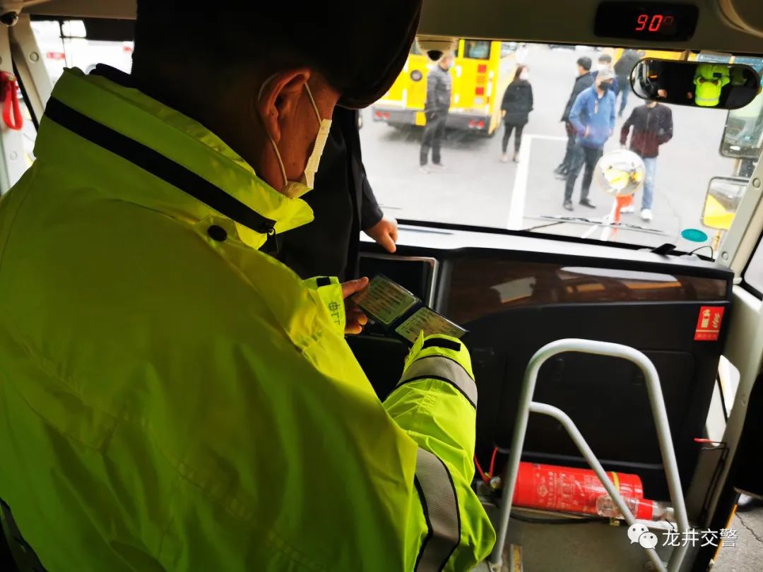 龍井市公安交通警察大隊全力做好開學(xué)前校車安全大檢查/ 龍井市公安交通警察大隊全力做好開學(xué)前校車安全大檢查