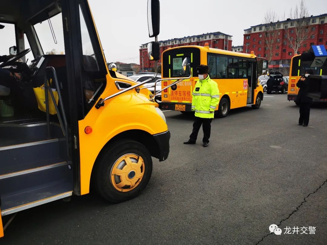 龍井市公安交通警察大隊全力做好開學(xué)前校車安全大檢查/ 龍井市公安交通警察大隊全力做好開學(xué)前校車安全大檢查