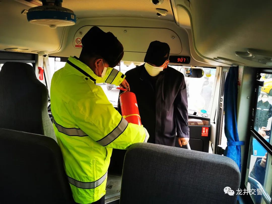 龍井市公安交通警察大隊全力做好開學(xué)前校車安全大檢查/ 龍井市公安交通警察大隊全力做好開學(xué)前校車安全大檢查