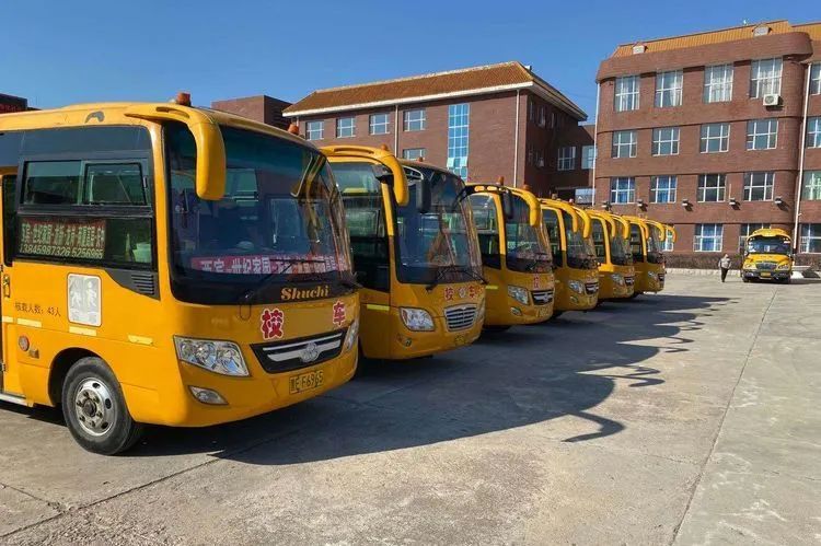 大慶交警深入大慶中學(xué)開(kāi)展校車(chē)駕駛?cè)税踩嘤?xùn)及安全大檢查/ 大慶交警深入大慶中學(xué)開(kāi)展校車(chē)駕駛?cè)税踩嘤?xùn)及安全大檢查