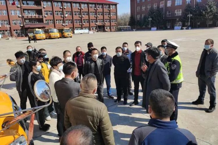 大慶交警深入大慶中學(xué)開(kāi)展校車(chē)駕駛?cè)税踩嘤?xùn)及安全大檢查/ 大慶交警深入大慶中學(xué)開(kāi)展校車(chē)駕駛?cè)税踩嘤?xùn)及安全大檢查