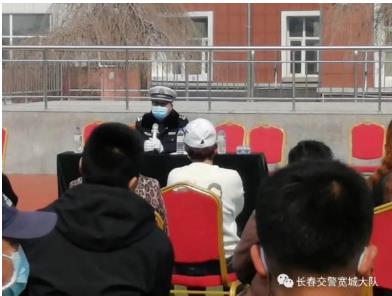 長(zhǎng)春寬城交警聯(lián)合教育局開(kāi)展校車(chē)安全集中檢查工作/ 長(zhǎng)春寬城交警聯(lián)合教育局開(kāi)展校車(chē)安全集中檢查工作