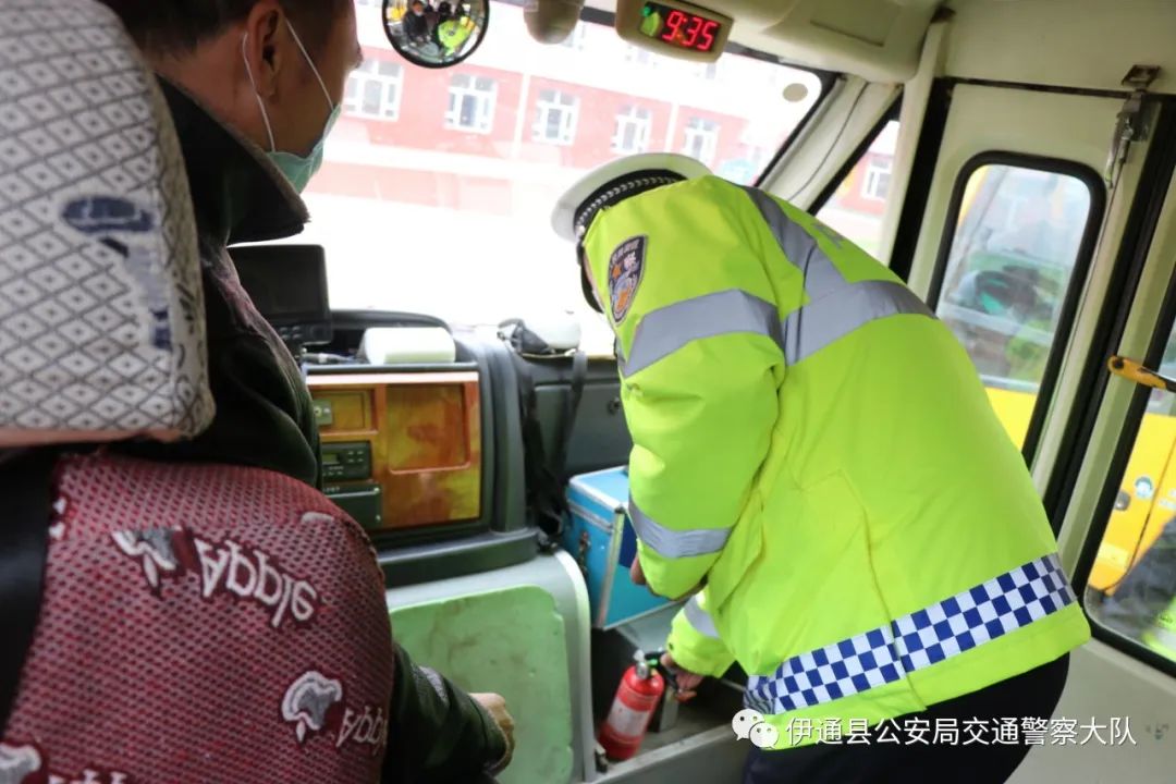 查安全、講案例，伊通交警為復(fù)學(xué)復(fù)課保駕護(hù)航