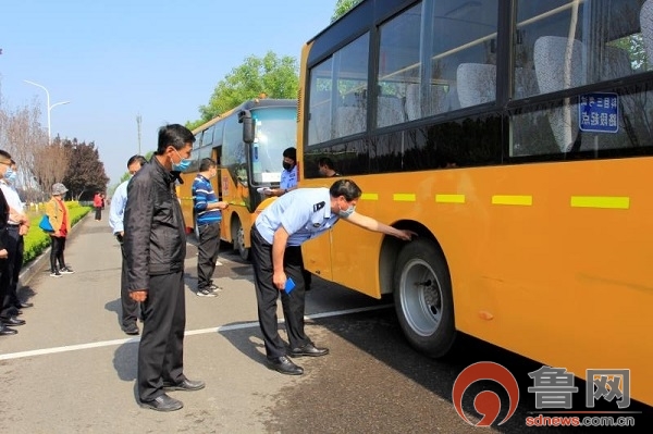 淄博淄川交警大隊臨檢57輛校車護(hù)航開學(xué)季