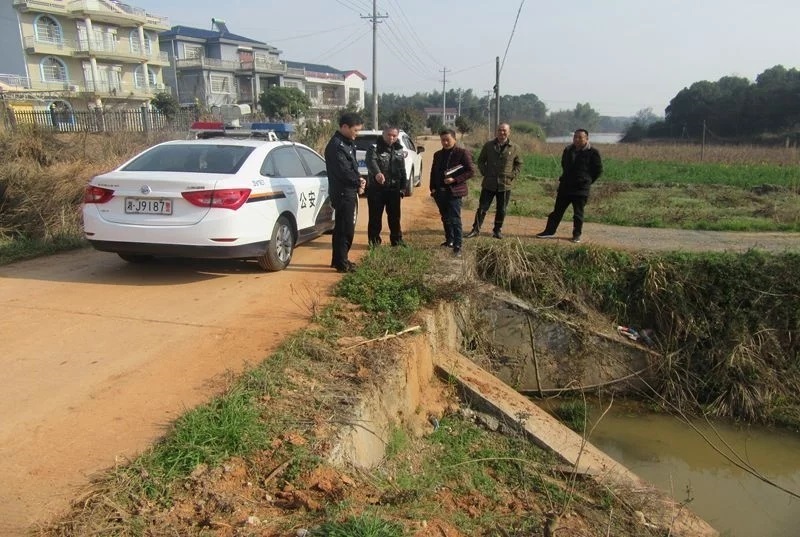常德柳葉湖交警:深入農(nóng)村開展校車線路隱患排查/ 常德柳葉湖交警:深入農(nóng)村開展校車線路隱患排查