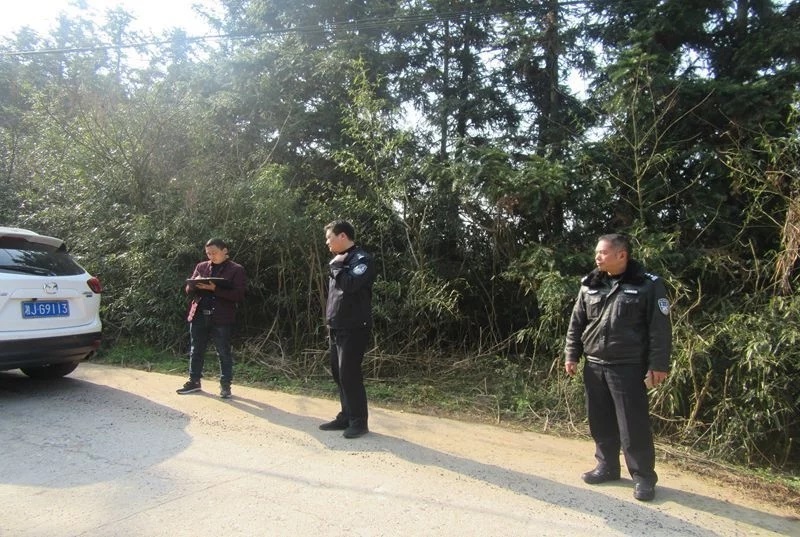 常德柳葉湖交警:深入農(nóng)村開展校車線路隱患排查/ 常德柳葉湖交警:深入農(nóng)村開展校車線路隱患排查