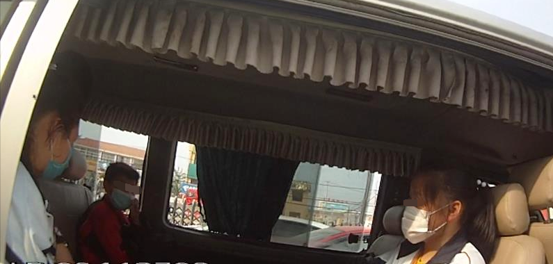 一人35元？響水境內(nèi)出現(xiàn)一輛“假”校車，被民警當(dāng)場攔下