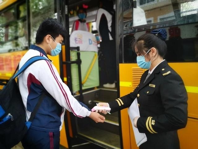 復(fù)課首日 交運(yùn)西海岸溫馨校車(chē)啟動(dòng)163輛校車(chē)為學(xué)子保駕護(hù)航 復(fù)課首日 交運(yùn)西海岸溫馨校車(chē)啟動(dòng)163輛校車(chē)為學(xué)子保駕護(hù)航