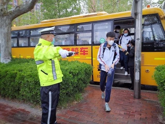 復(fù)課首日 交運(yùn)西海岸溫馨校車(chē)啟動(dòng)163輛校車(chē)為學(xué)子保駕護(hù)航 復(fù)課首日 交運(yùn)西海岸溫馨校車(chē)啟動(dòng)163輛校車(chē)為學(xué)子保駕護(hù)航