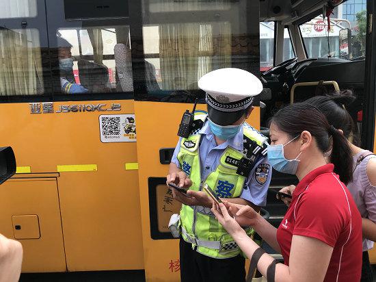 交警教家長通過手機掃描二維碼。信息時報記者 胡瀛斌 攝