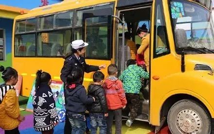 ▲ 待車停穩(wěn)后，依次排隊、有序上車