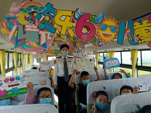 萊西交運(yùn)校車大手拉小手 快樂迎六一