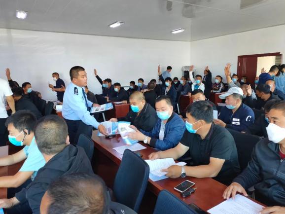 洮南公安交巡警對(duì)校車駕駛?cè)诉M(jìn)行復(fù)學(xué)前安全培訓(xùn)/ 洮南公安交巡警對(duì)校車駕駛?cè)诉M(jìn)行復(fù)學(xué)前安全培訓(xùn)