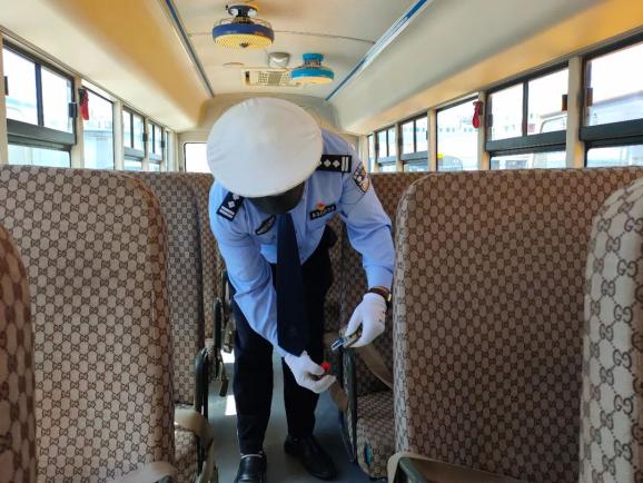 洮南公安交巡警對(duì)校車駕駛?cè)诉M(jìn)行復(fù)學(xué)前安全培訓(xùn)/ 洮南公安交巡警對(duì)校車駕駛?cè)诉M(jìn)行復(fù)學(xué)前安全培訓(xùn)