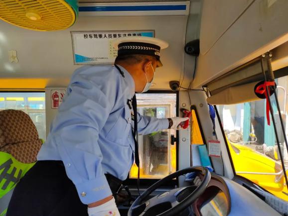 洮南公安交巡警對(duì)校車駕駛?cè)诉M(jìn)行復(fù)學(xué)前安全培訓(xùn)/ 洮南公安交巡警對(duì)校車駕駛?cè)诉M(jìn)行復(fù)學(xué)前安全培訓(xùn)