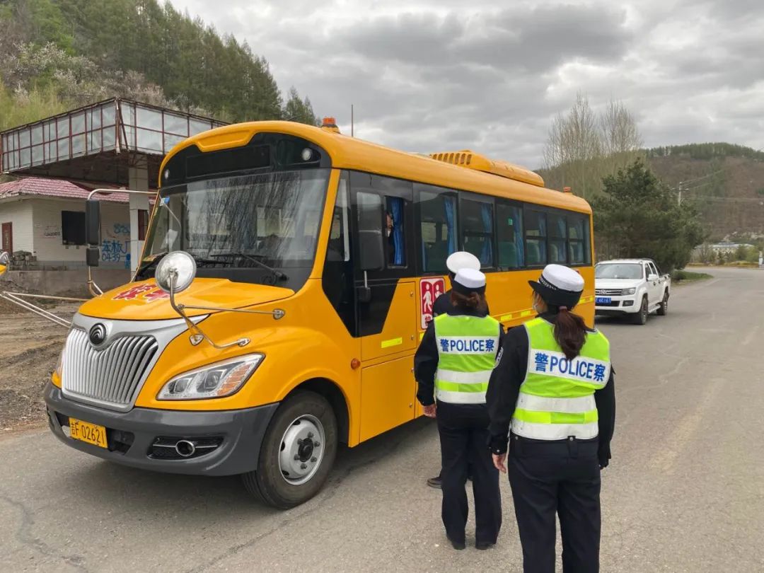 吉林:開學季 長白交警開展校車大“體檢”活動 吉林:開學季 長白交警開展校車大“體檢”活動