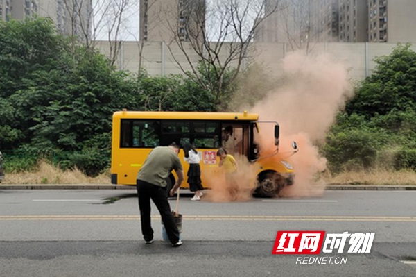 長沙:校車專項檢查演練 守護孩子們的交通安全 圖片4.jpg
