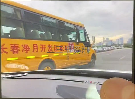 長春凈月第一實驗學校校車別停私家車？市民氣憤報警！
