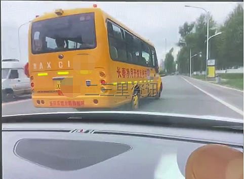 長春凈月第一實驗學校校車別停私家車？市民氣憤報警！