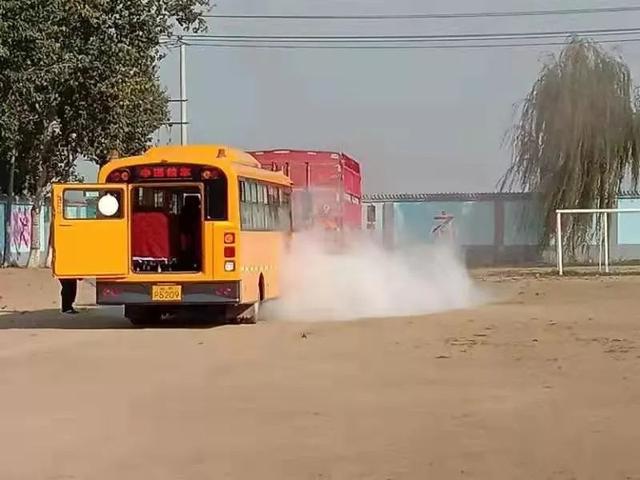 徐水區(qū)教育和體育局舉行校車突發(fā)事件應(yīng)急演練，為乘車師生安全保駕護航