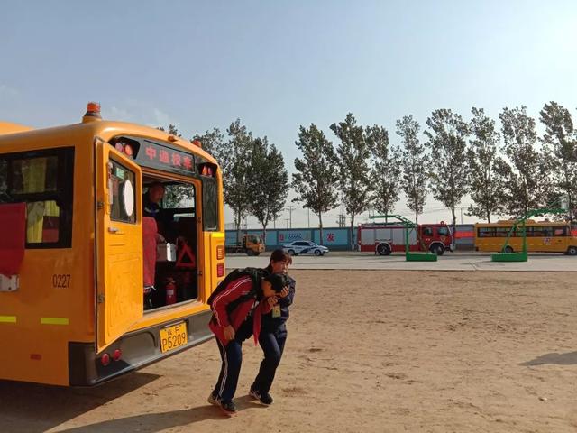 徐水區(qū)教育和體育局舉行校車突發(fā)事件應(yīng)急演練，為乘車師生安全保駕護航