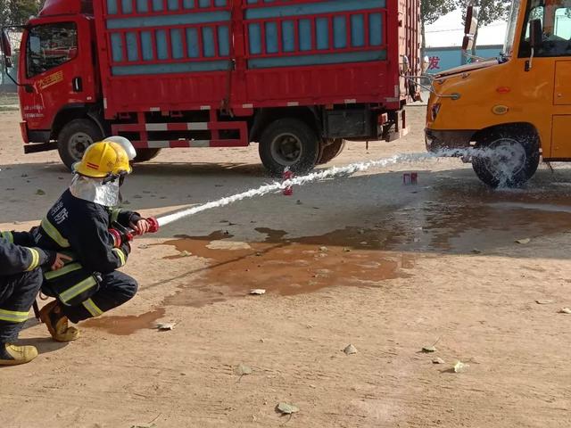 徐水區(qū)教育和體育局舉行校車突發(fā)事件應(yīng)急演練，為乘車師生安全保駕護航